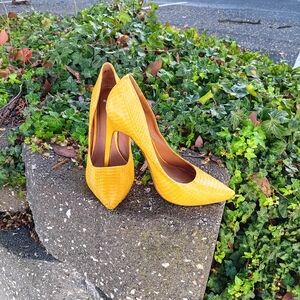 EUC Rachel Roy Yellow Snakeskin Pumps